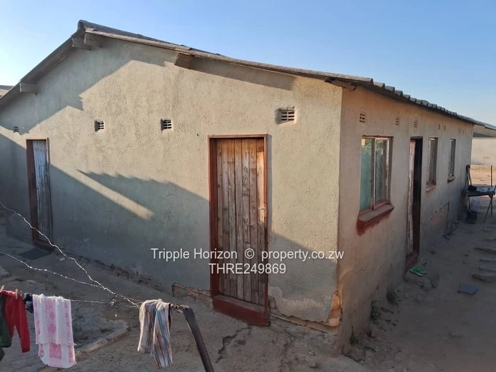 5-Bed Family Home with Walled Yard & Verandah in Chitungwiza