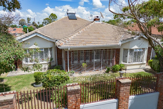 Charming Family Home In Zimre Park