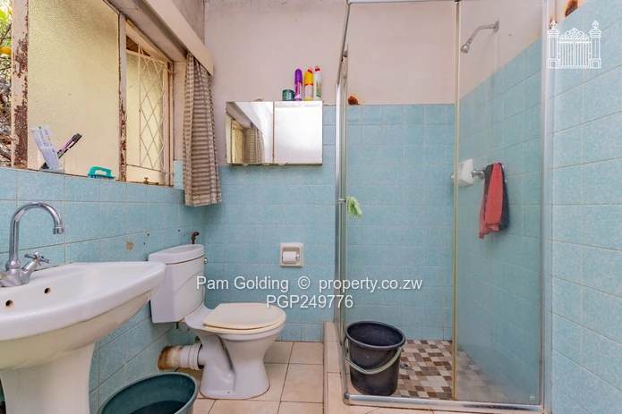5Bedroom House on An Acre, Corner Property