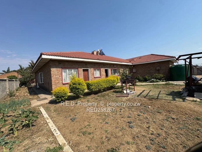 A spacious family home In New Parklands!