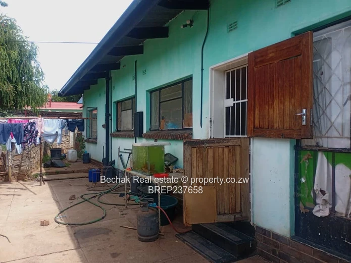 Spacious 3-Bed Home with Pool & Borehole in Montrose