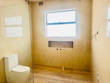 4 Bedroom Flat & Apartment