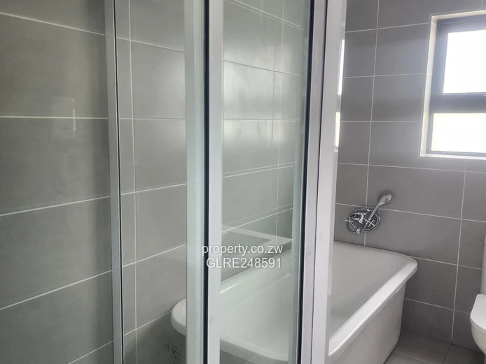 Modern 3-Bed Vainona Apartment — Fitted Kitchen & Solar