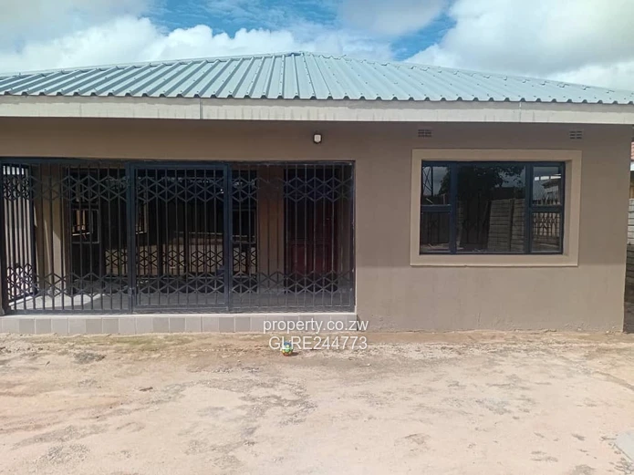 Damofalls 4-Bed Home — Borehole & Walled Paved Yard