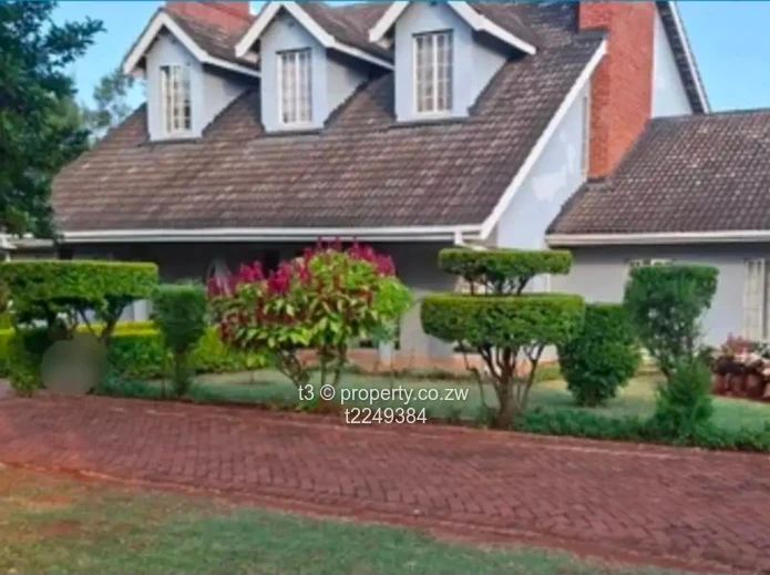 Charming 4BR Helensvale Home — Beautiful Garden & Borehole