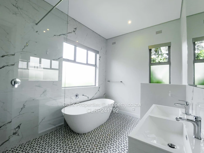 Refined Off-Grid Living in an Exclusive, Upmarket Complex!