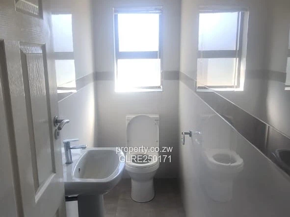 Modern 4-Bed Westgate Flat - Borehole & Garage