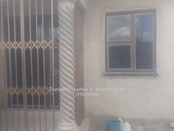 Mufakose Ext 4-Bed House – Borehole, Walled Yard & Security Gate (Sole Mandate)