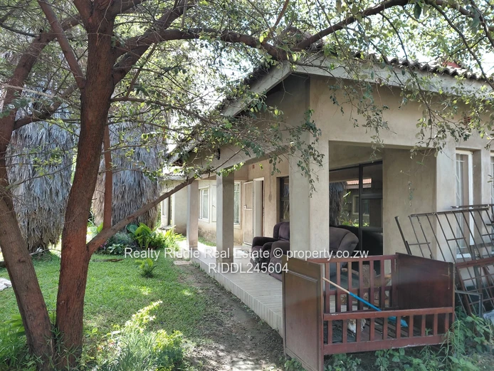 For sale 5 beds ridgeview Belvedere close to zesa training centre 