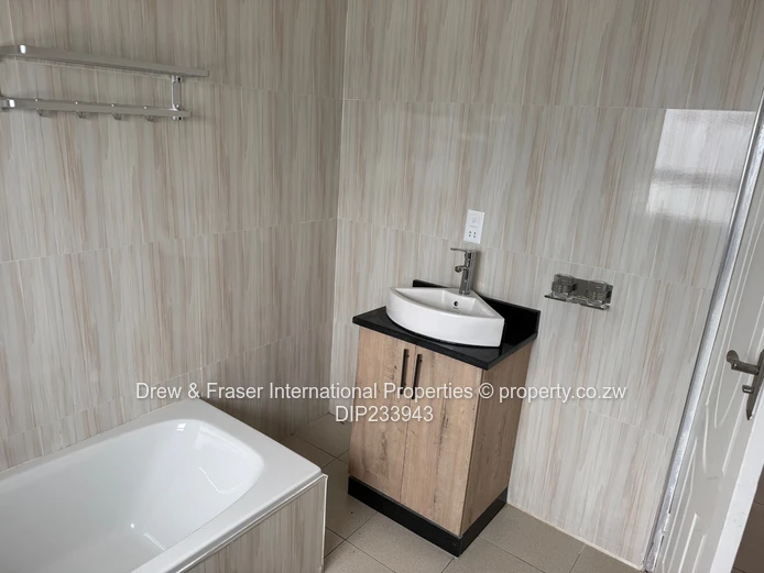 Modern 3-Bed Garden Flat with Borehole in Old Windsor