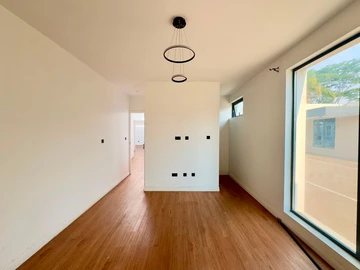 4 Bedroom Flat & Apartment