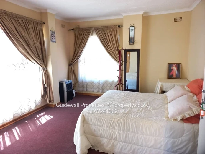 Spacious 6 bed double storey for sale in Glenlorne