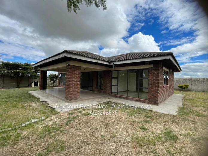 Very Neat And Spacious House In A Quiet Community!