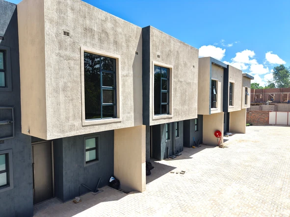 2 Bedroom Flat & Apartment