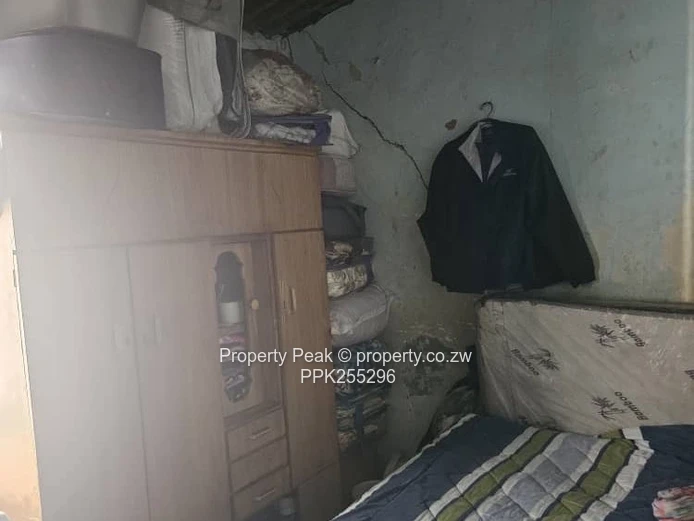 2-Bed Fixer-Upper with Large 380m² Yard in Mbare Deeds available