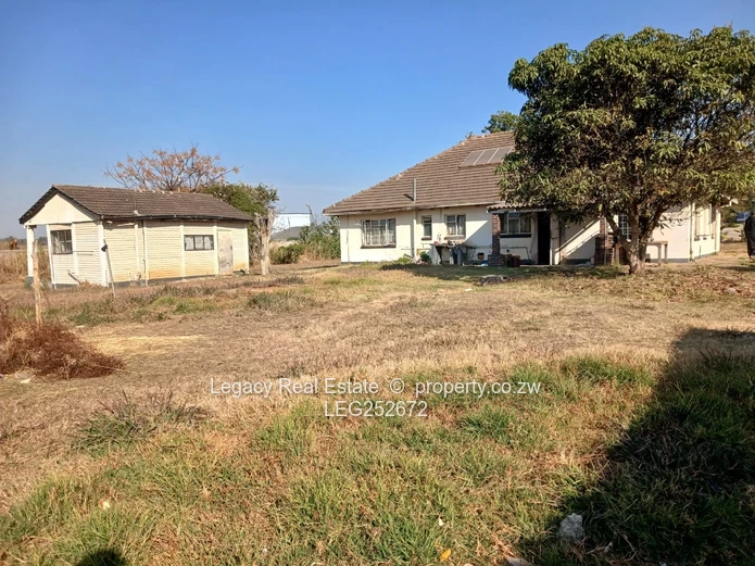 Marlborough 1-Acre: 3-Bed Home with Cottage & Garden (Sole Mandate)