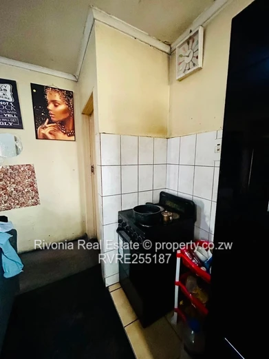 Glen Norah 3-Bed, 2-Bath Home - Walled with Verandah