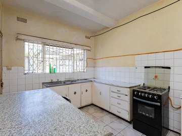 2 Bedroom Flat & Apartment