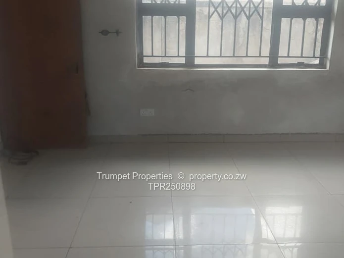 Mufakose Ext 4-Bed House – Borehole, Walled Yard & Security Gate (Sole Mandate)