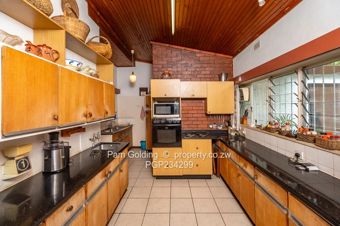 Spacious Family Home on Prime Rolf Valley Acreage (Sole Mandate)