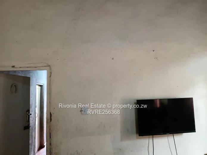 Solid 5-Bed Brick Home with Borehole in Glen Norah