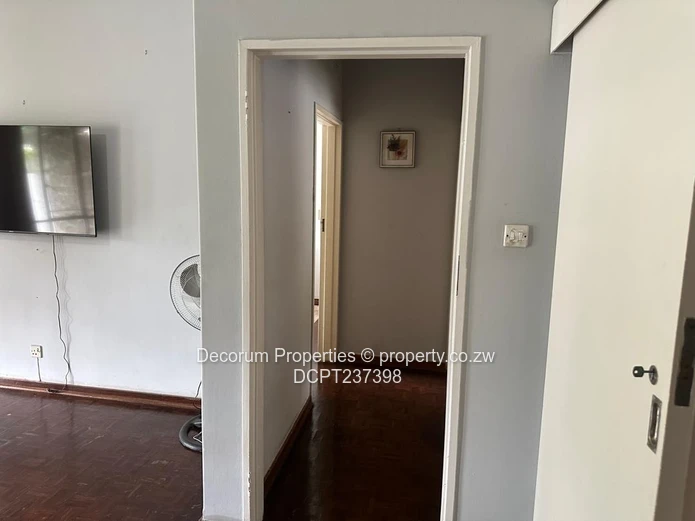 Charming 2-Bedroom Garden Flat in Avondale