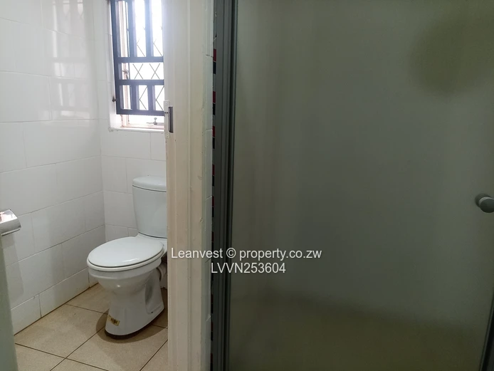 Vainona: 3-Bed Home on 4000m² with Pool & Borehole