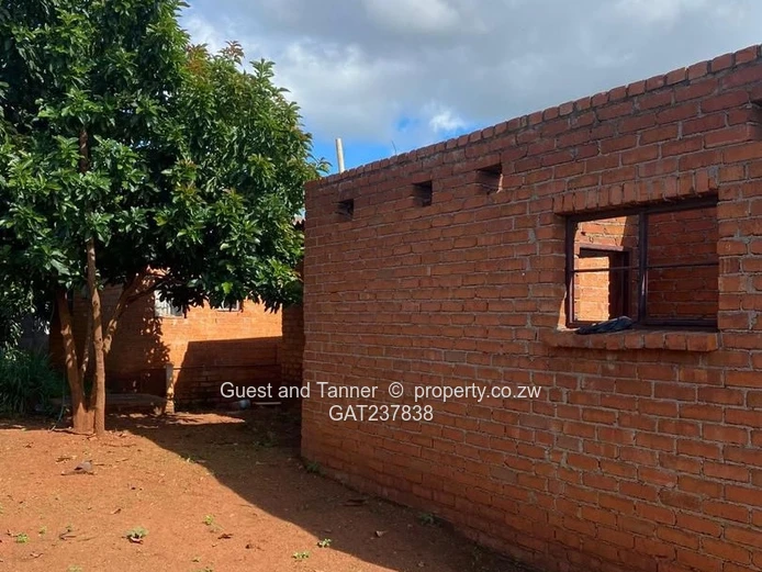 Spacious 600sqm Property with 4 BR and Cottage in Mahatshula North, Bulawayo – Finish to Your Taste