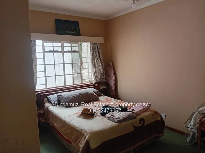 Duplex garden flat in the avenues with great potential for commercialization 