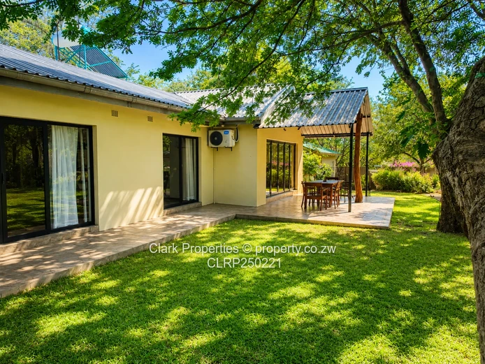 Victoria Falls: 3-Bed Open-Plan Home with Garden Flatlet