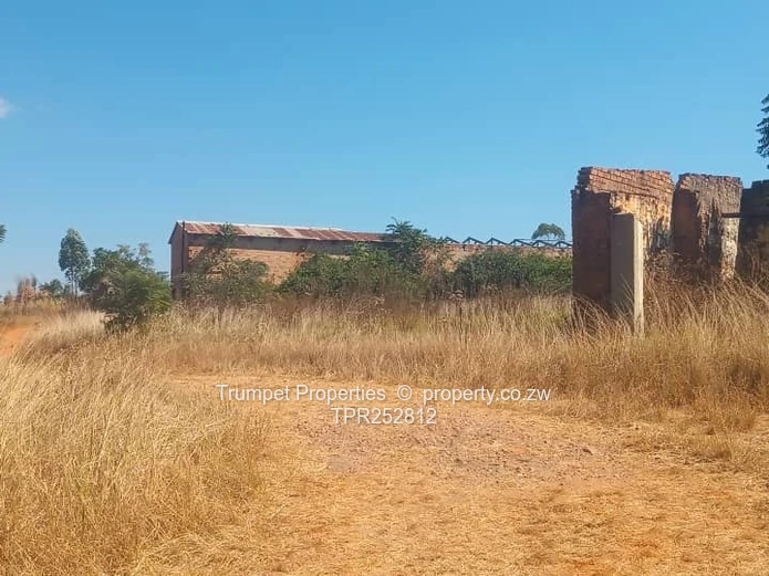 100ha Mvurwi Farm - Dam Views, Barns & Grazing