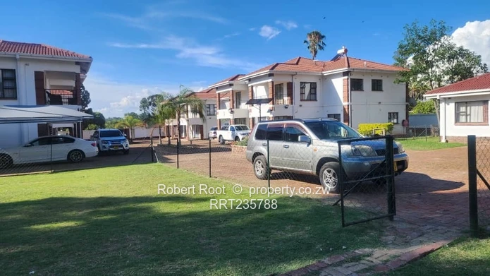 4 bed flat in Greendale