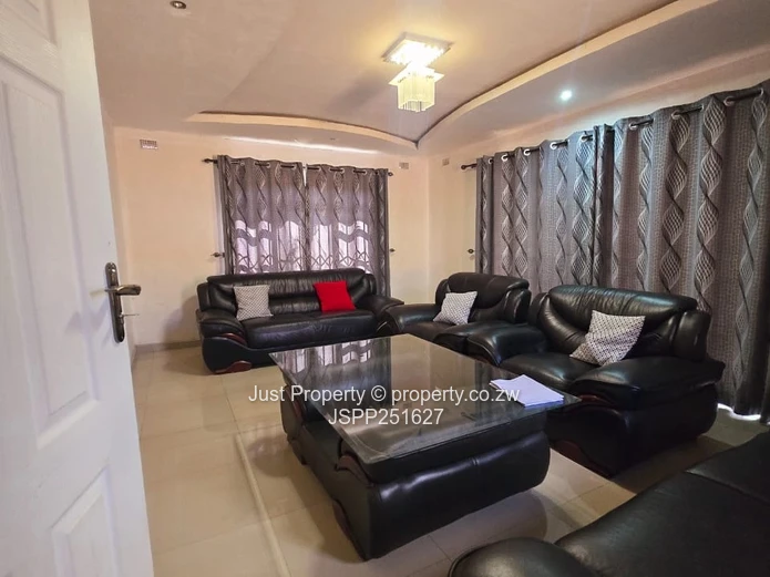 Sandton Park: 5-Bed Home with Island Kitchen & Borehole