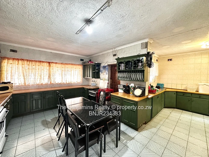 Solid House In Letombo Park