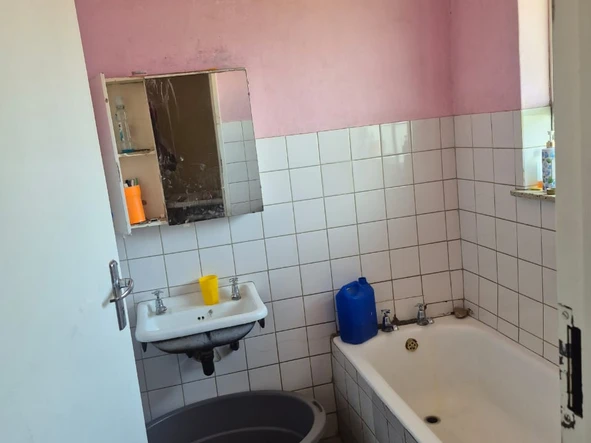 2 Bedroom Flat & Apartment