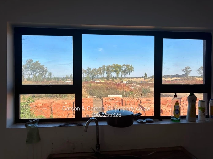 588m² Pomona Stand — Cottage, Tarred Roads & Water