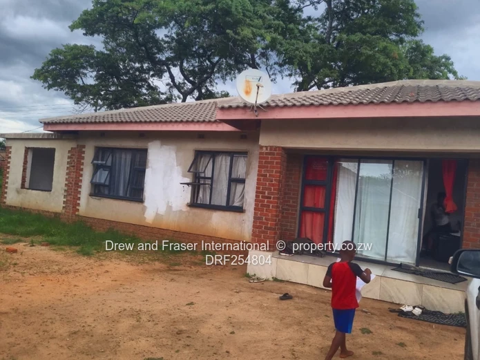 Walled incomplete 5-Bed Home on 1901m² in Waterfalls
