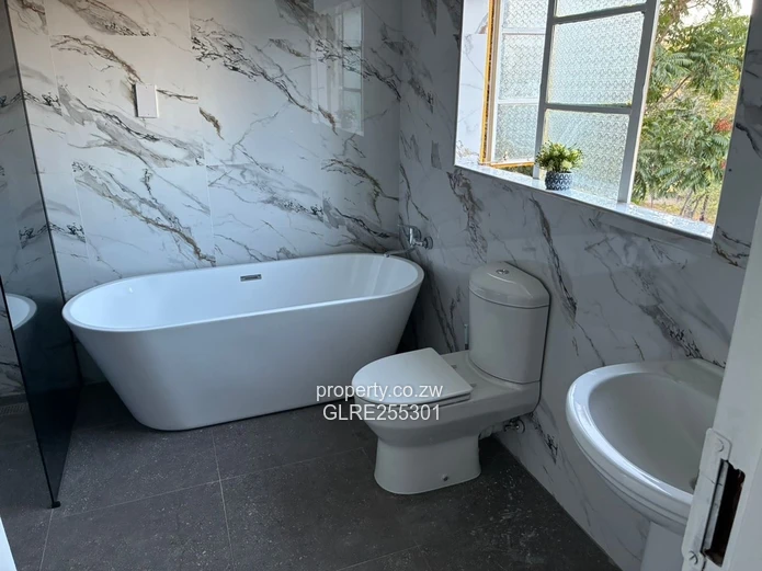 Fully-Furnished 9-Bed House with Pool in Greystone Park