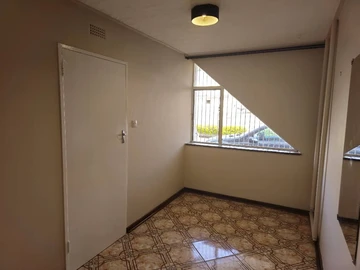 2 Bedroom Flat & Apartment