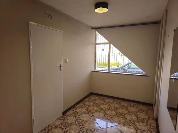 2 Bedroom Flat & Apartment