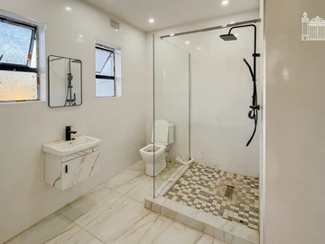 4 Bedroom Flat & Apartment