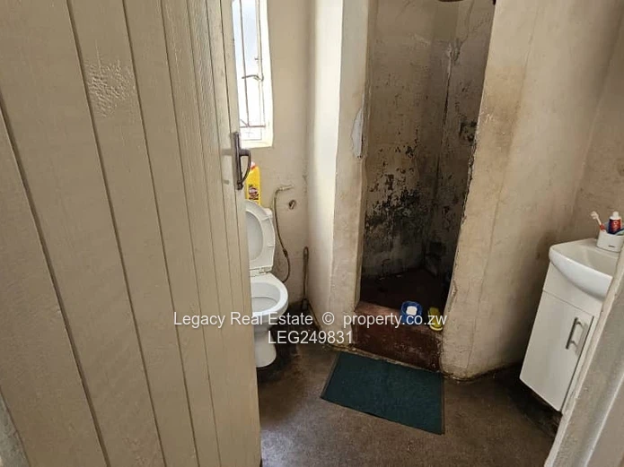 Cozy 3-Bed Walled Home in Kuwadzana - Verandah & Garden