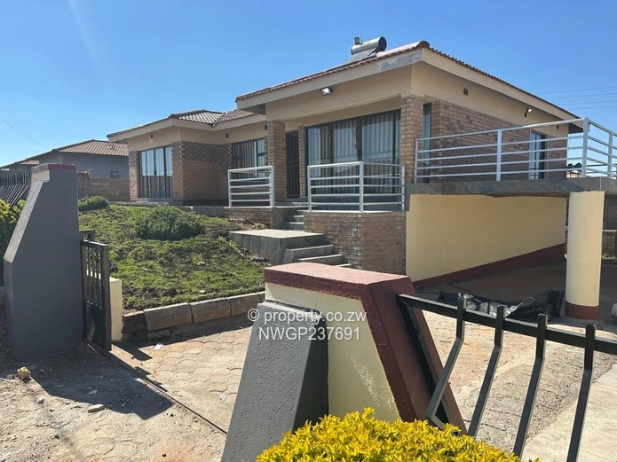 Selbourne Park 3-Bed Townhouse with Garage & Garden