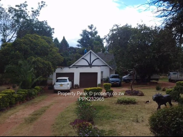 Old Borrowdale 3-Bed Home on 4000m² with Borehole