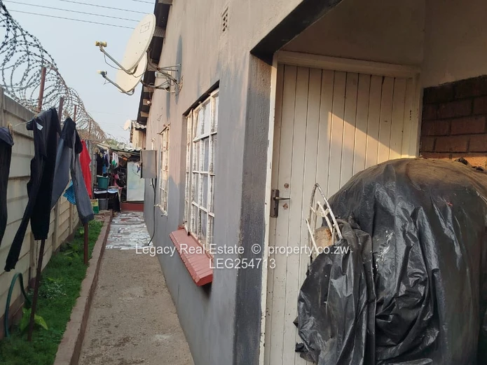Walled 3-Bed Home with Garden & Verandah in Mufakose (Sole Mandate)