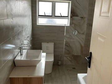 4 Bedroom Flat & Apartment