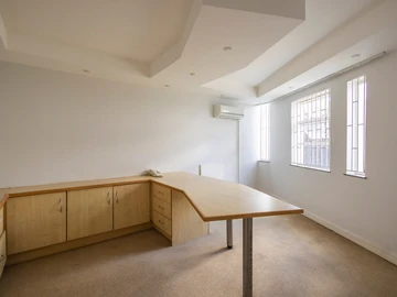 3 Bedroom Flat & Apartment