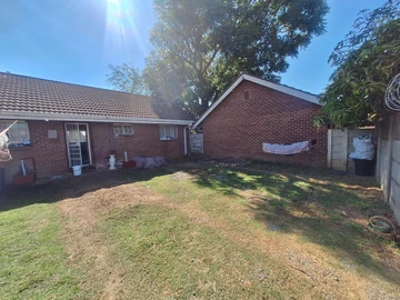 Charming Garden Flat in Meyrick Park: Modern Living Awaits!