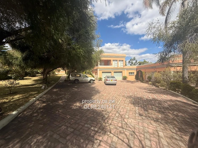 Helensvale 6-Bed Home with Pool & Borehole
