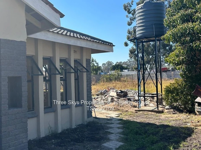 Spacious 4-Bed Home with Modern Kitchen in Windsor, Ruwa